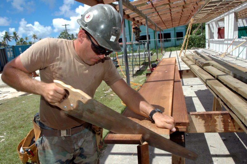 charpentier-FORCALQUEIRET-min_worker_construction_building_carpenter_male_job_build_helmet-893290